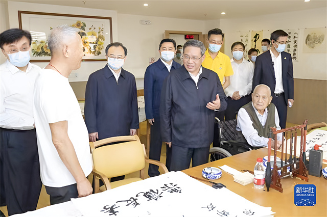 1687851287776925.jpg 1-李強(qiáng)在書(shū)畫(huà)室(有新華社logo).jpg