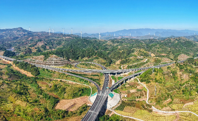 恭城互通四通八達(dá)，架起少數(shù)民族地區(qū)高質(zhì)量發(fā)展的希望。 (1).jpg